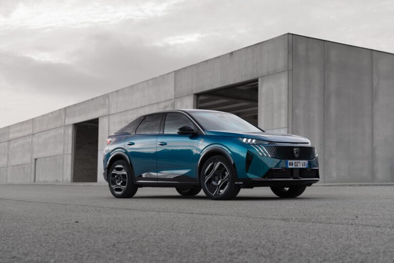 Nuovo Peugeot e-3008: l’elettrico che rivoluziona il SUV di nuova generazione